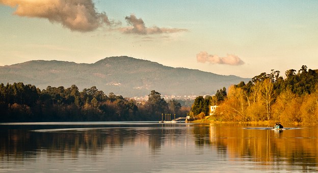  The Minho River separating Portugal and Spain and home to some of the best, Alvarinho-based Vinho Verde 