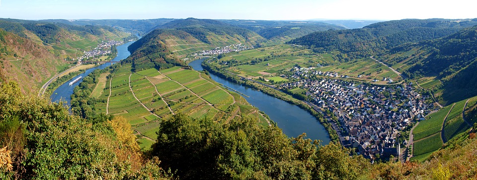  The dramatic bow in the Rhine River at Bremm is matched by so many other stunningly dramatic views in the Mittelmosel winegrowing region 